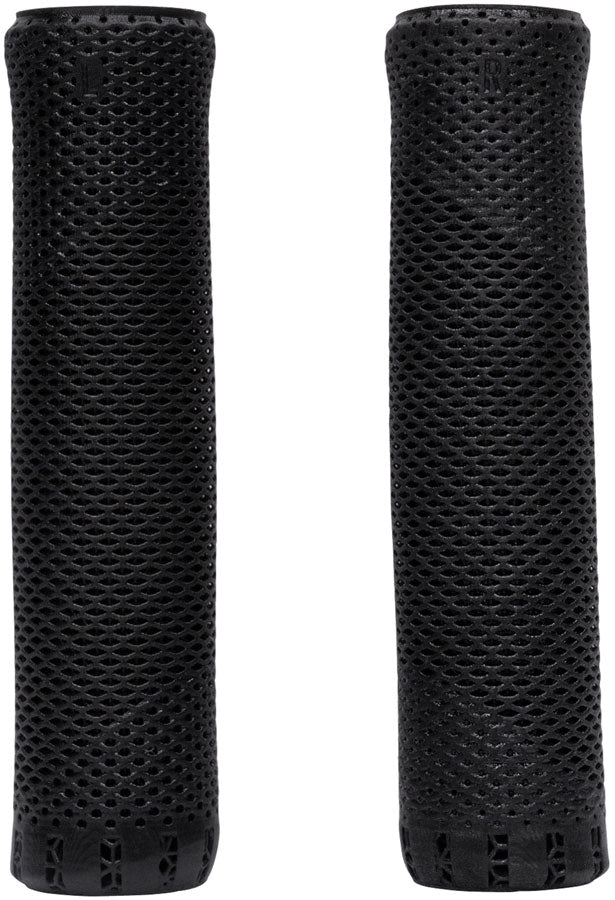 ENVE Composites Fractal Lock-On Trail Grips - 31.5mm, Black MPN: 000-1001-215 UPC: 810165972278 Grip Fractal Lock-On Trail Grips