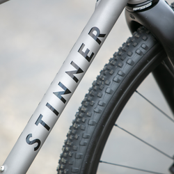 Stinner Refugio Podium Complete, Sram Rival/GX T-Type  AXS, Black Logo - Gravel Bike - Refugio