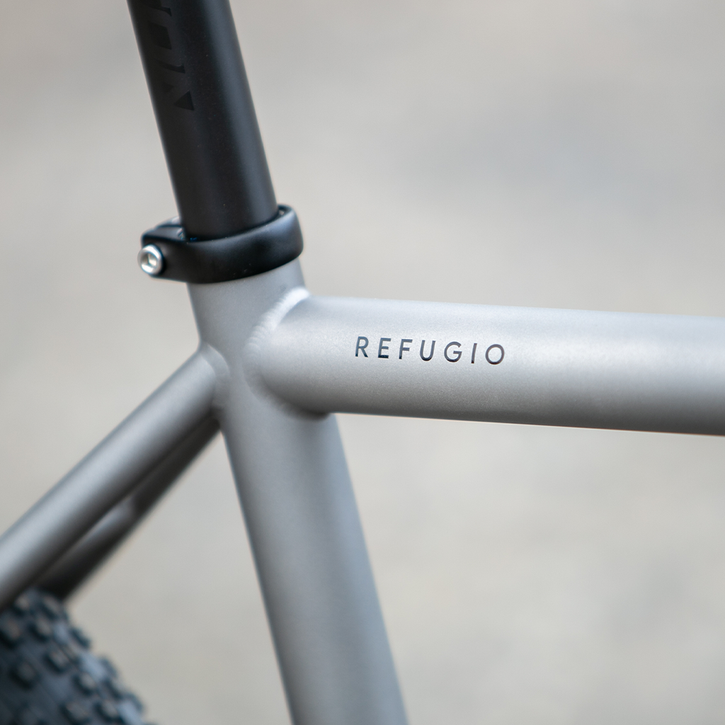 Stinner Refugio Podium Complete, Sram Rival/GX T-Type  AXS, Black Logo Gravel Bike Refugio